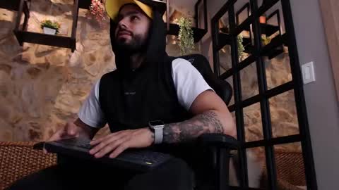 Snapshot of mikeblare chatting on 01/16/25, 06:59 Mike Blare online show from 01/16/25, 06:59