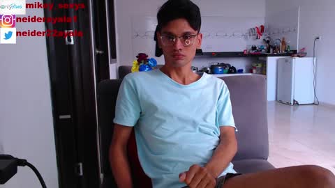 Snapshot of mikey_sexys chatting on 12/25/24, 08:17 mikey online show from 12/25/24, 08:17