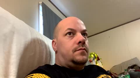 Snapshot of mikeylikesit2222 chatting on 12/08/24, 02:30 mikeylikesit2222 online show from 12/08/24, 02:30