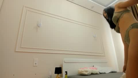 Snapshot of miko_moonn chatting on 09/24/25, 03:43 miko_moonn online show from 09/24/25, 03:43