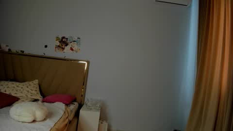 Snapshot of miko_moonn chatting on 10/20/25, 03:40 miko_moonn online show from 10/20/25, 03:40
