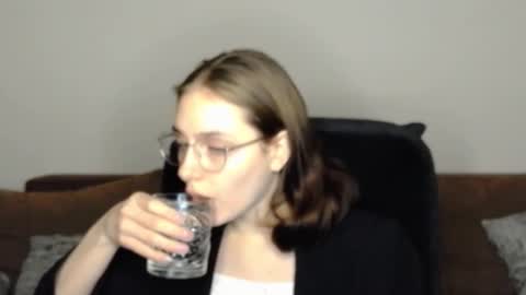 mila_keyy online show from 12/13/25, 08:58