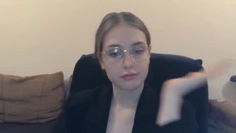 mila_keyy online show from 12/16/25, 09:53