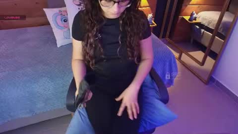 Snapshot of mila_kiitty chatting on 06/19/26, 11:25 Milena online show from 06/19/26, 11:25