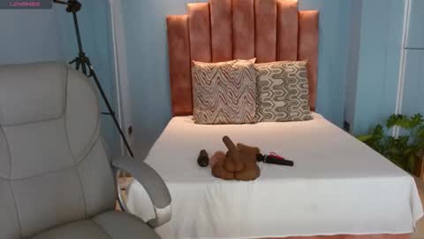 milaa_star online show from 02/25/26, 04:00