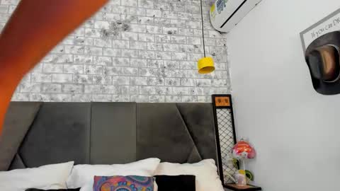 mila online show from 10/02/25, 10:22