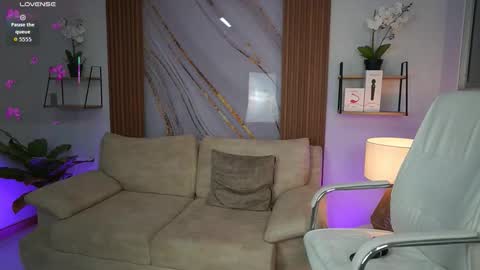 Snapshot of milacrave chatting on 10/13/25, 11:32 milacrave online show from 10/13/25, 11:32