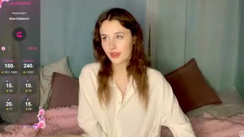Snapshot of milaelin chatting on 06/25/26, 11:31 Mila online show from 06/25/26, 11:31