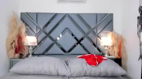 milan_lewiss online show from 10/25/25, 12:02