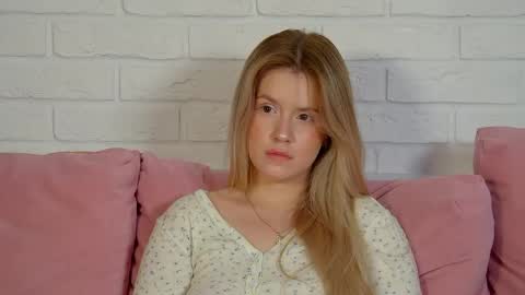 MilanaBalmain online show from 04/15/26, 04:25