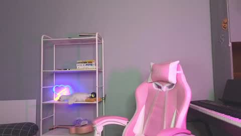 Snapshot of milaslovv chatting on 01/11/25, 06:01 Mila online show from 01/11/25, 06:01