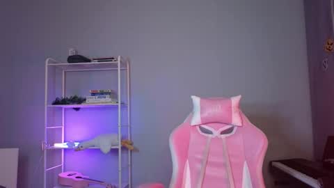 Snapshot of milaslovv chatting on 02/13/25, 04:17 Mila online show from 02/13/25, 04:17