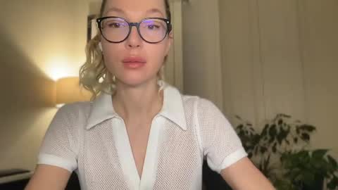 Mila online show from 05/19/26, 04:24