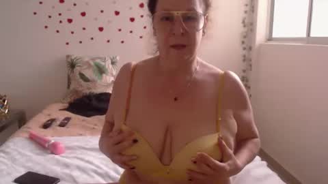 Snapshot of milchanell chatting on 10/10/25, 10:20 milchanell online show from 10/10/25, 10:20