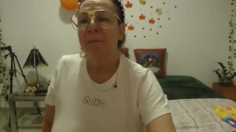 Snapshot of milchanell chatting on 11/10/25, 06:45 milchanell online show from 11/10/25, 06:45