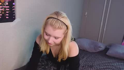 Mila online show from 09/17/25, 04:03