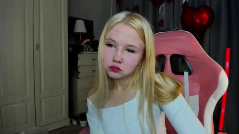 Snapshot of milemissyy chatting on 02/14/26, 04:42 Mia online show from 02/14/26, 04:42