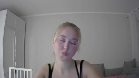 Snapshot of milena391630 chatting on 11/04/25, 11:48 Milena new nonude shy blonde natural online show from 11/04/25, 11:48