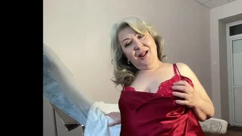 Snapshot of milf_charlotty chatting on 05/27/26, 02:19 Charlotte online show from 05/27/26, 02:19