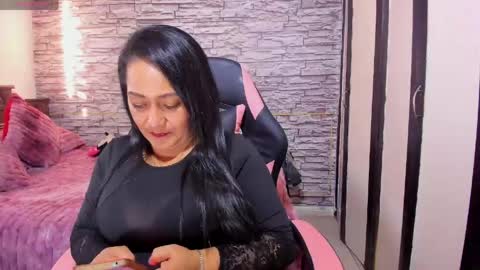 Snapshot of milf_julianna chatting on 05/06/26, 10:26 Julianna online show from 05/06/26, 10:26