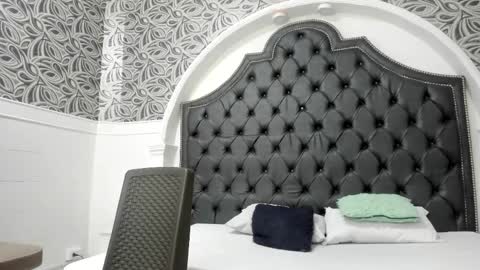 milf_march online show from 04/17/26, 11:24