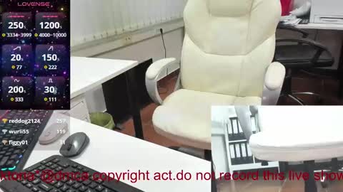 Snapshot of milf_viktoria chatting on 12/16/24, 03:00 Viktoria online show from 12/16/24, 03:00