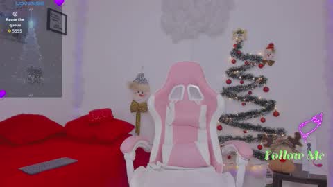 Snapshot of milfaaura chatting on 12/16/25, 02:16 Aura online show from 12/16/25, 02:16