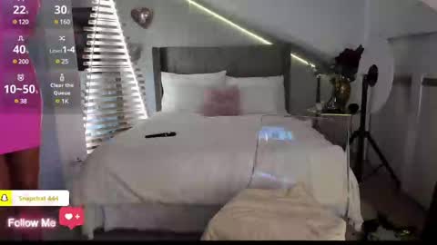 Snapshot of milfblondy chatting on 02/24/25, 10:36 Ingrid online show from 02/24/25, 10:36