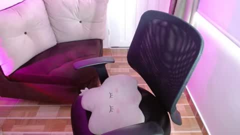 Snapshot of milfrosalie chatting on 02/20/25, 06:46 Rosalie  online show from 02/20/25, 06:46