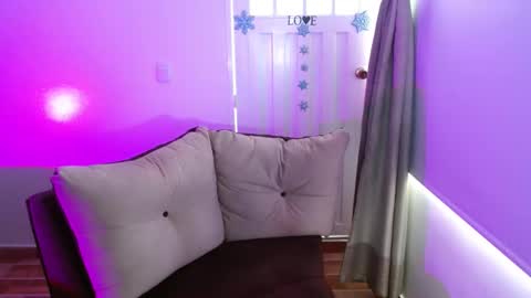 Snapshot of milfrosalie chatting on 02/28/25, 01:03 Rosalie  online show from 02/28/25, 01:03