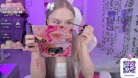 Snapshot of miliameow chatting on 12/20/24, 10:43 Milia online show from 12/20/24, 10:43