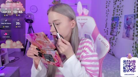 Snapshot of miliameow chatting on 12/22/24, 01:23 Milia online show from 12/22/24, 01:23