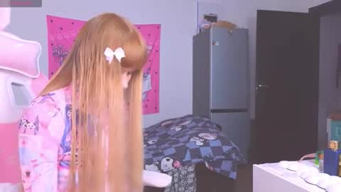 Snapshot of miliameow chatting on 10/24/25, 08:49 Milia online show from 10/24/25, 08:49