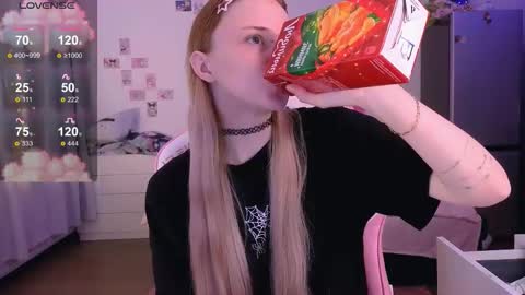 Snapshot of miliameow chatting on 12/05/25, 06:44 Milia online show from 12/05/25, 06:44