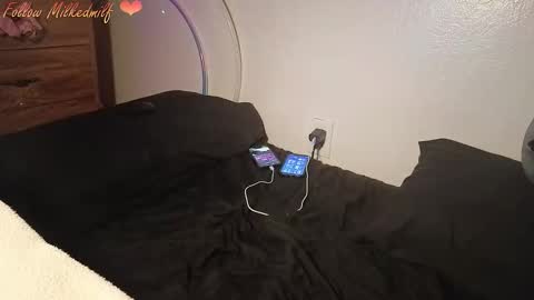 Snapshot of milkedmilf chatting on 12/18/25, 06:41 milkedmilf online show from 12/18/25, 06:41