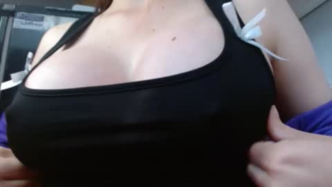 Snapshot of milker_amira chatting on 12/13/25, 08:36 Amira online show from 12/13/25, 08:36