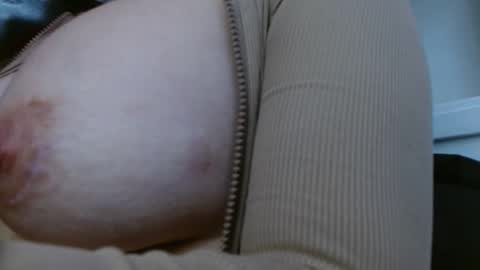 Snapshot of milker_amira chatting on 12/15/25, 06:34 Amira online show from 12/15/25, 06:34