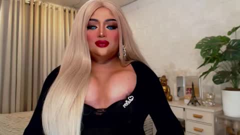 Snapshot of milkshakelavinia chatting on 09/12/25, 02:11 milkshakelavinia online show from 09/12/25, 02:11