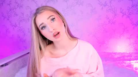 Snapshot of milky_waybaby chatting on 01/10/25, 08:18 Vivian online show from 01/10/25, 08:18