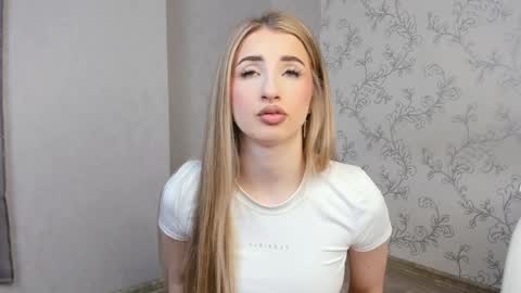 Snapshot of milky_waybaby chatting on 01/17/25, 08:56 Vivian online show from 01/17/25, 08:56