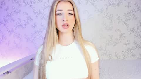 Snapshot of milky_waybaby chatting on 02/07/25, 08:22 Vivian online show from 02/07/25, 08:22