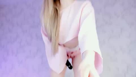 Snapshot of milky_waybaby chatting on 02/21/25, 11:22 Vivian online show from 02/21/25, 11:22