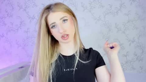 Snapshot of milky_waybaby chatting on 02/25/25, 01:39 Vivian online show from 02/25/25, 01:39