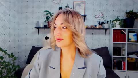 Snapshot of millaxqueen chatting on 11/25/25, 03:23 MillaXQueen online show from 11/25/25, 03:23