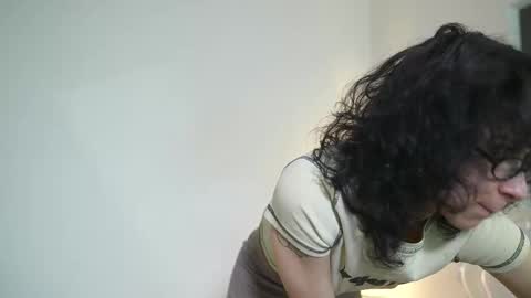 Snapshot of mimilicks chatting on 10/28/25, 08:07 IRIS online show from 10/28/25, 08:07