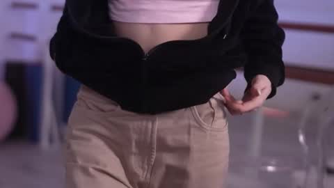 Snapshot of mimilicks chatting on 11/19/25, 07:41 IRIS online show from 11/19/25, 07:41