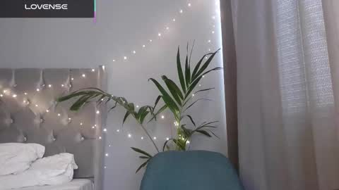   Mini Mila Kunis ft Ashton Katchero. Follow me to stay in touch  online show from 12/04/25, 10:18