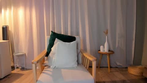 minnie_jin online show from 11/23/25, 01:44