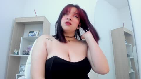 Snapshot of minniee_n chatting on 12/27/24, 11:39 MINNI online show from 12/27/24, 11:39