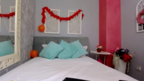 Snapshot of mira_glow chatting on 11/19/25, 05:51 Mira online show from 11/19/25, 05:51